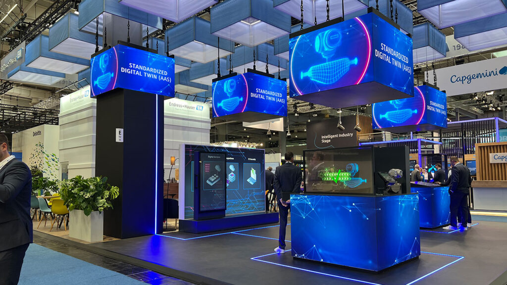 Ausschnitt aus dem Messestand von Endress + Hauser bei der Hannovermesse 2024 mit transparenten Touchscreens (TOLED) im Vordergrund
