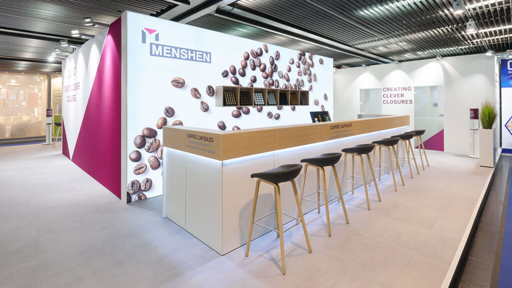 Messestand von MENSHEN mit einer Kaffee Kapsel Theke