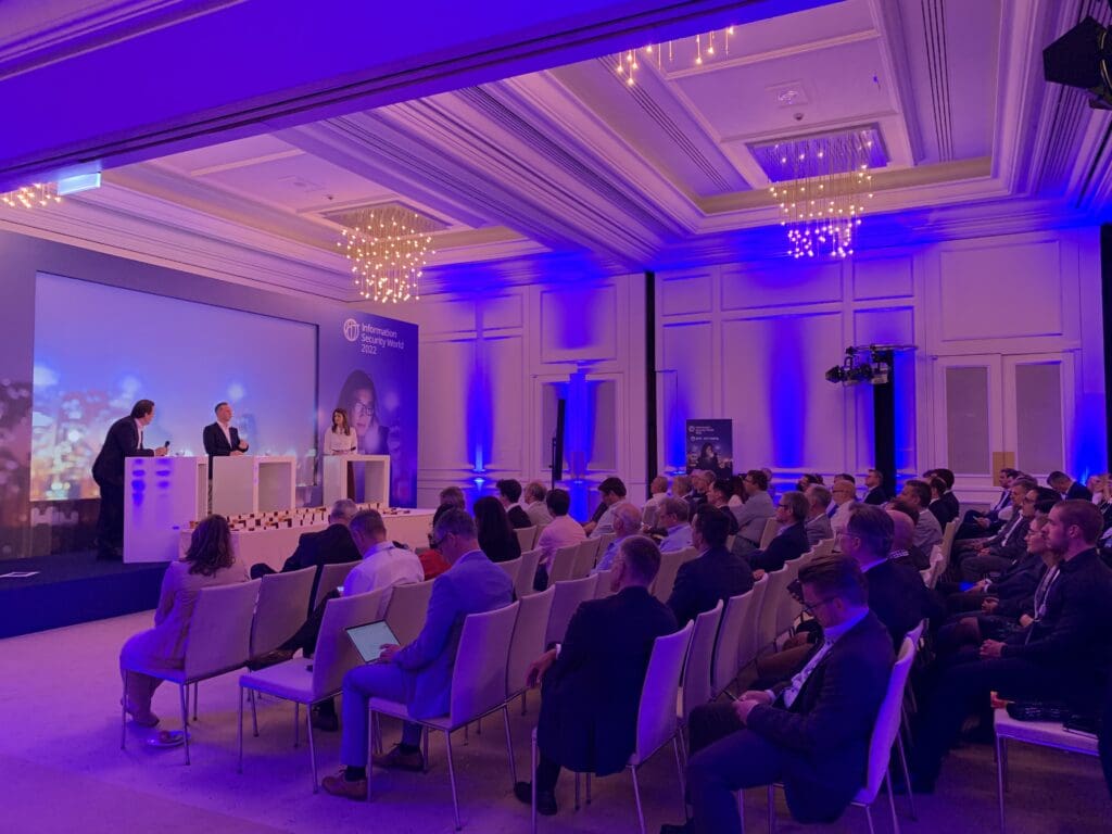 NTT Premium-Event 2022 in einem kleinen Saal mit Bühne und Publikum in Frankfurt