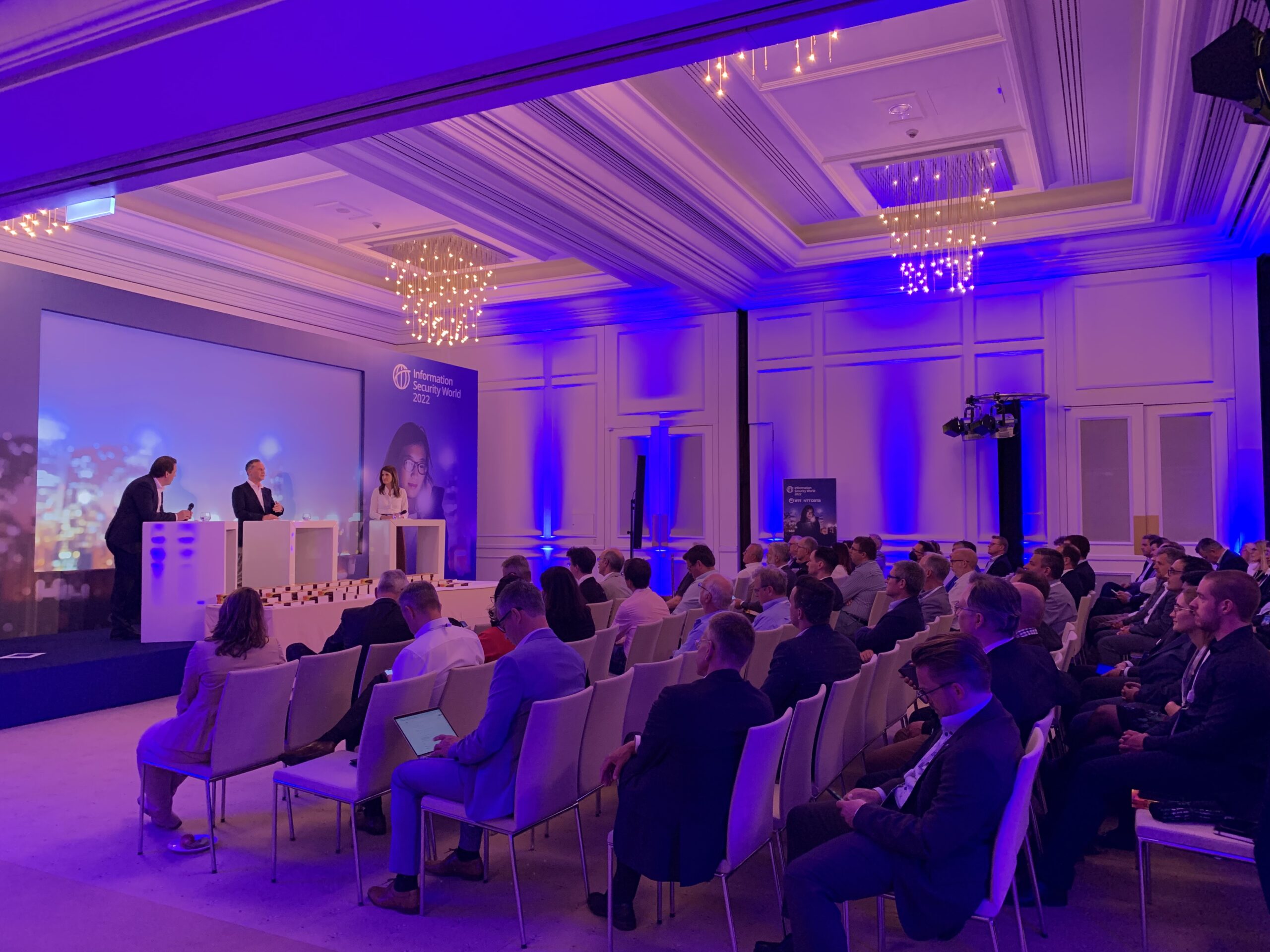 NTT Premium-Event 2022 in einem kleinen Saal mit Bühne und Publikum in Frankfurt