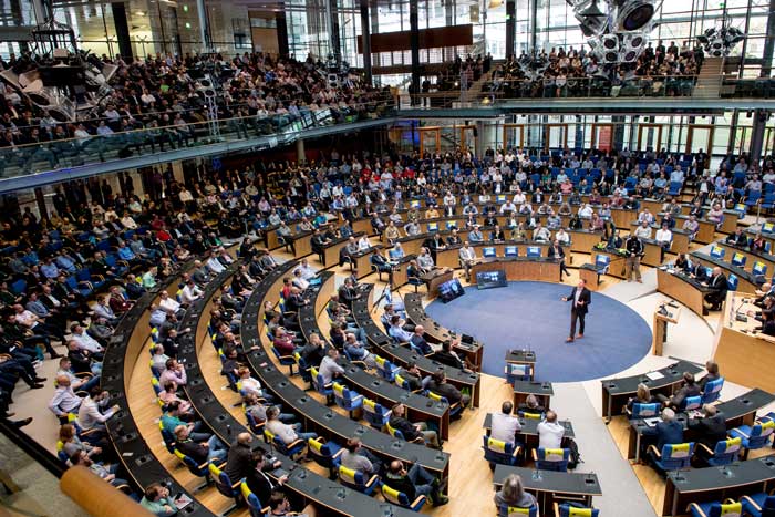 Ansicht in den Saal des alten Bundestages in Bonn mit Publikum auf Citrix Event
