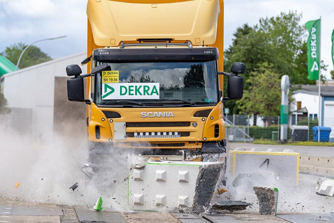 Laster fährt auf DEKRA Event in ein Beton-Element