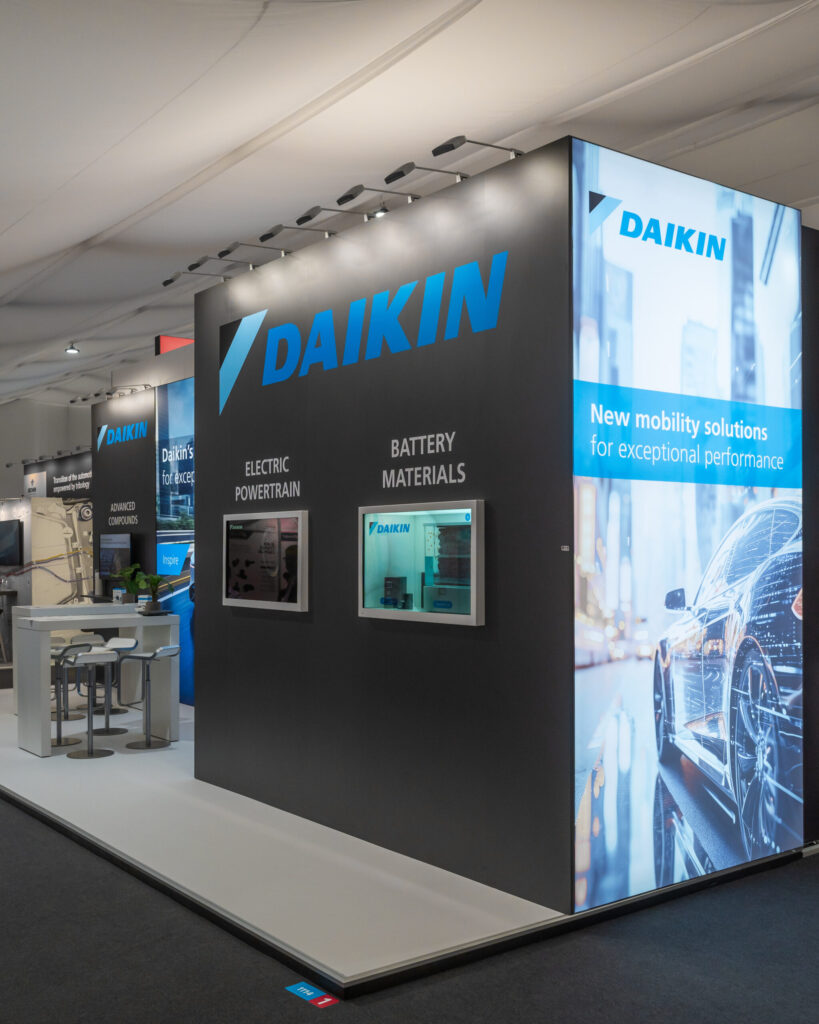 Daikin messestand IZB 2024 hypeboxen ansicht commacross-Daikin messestand IZB 2024 hypeboxen ansicht