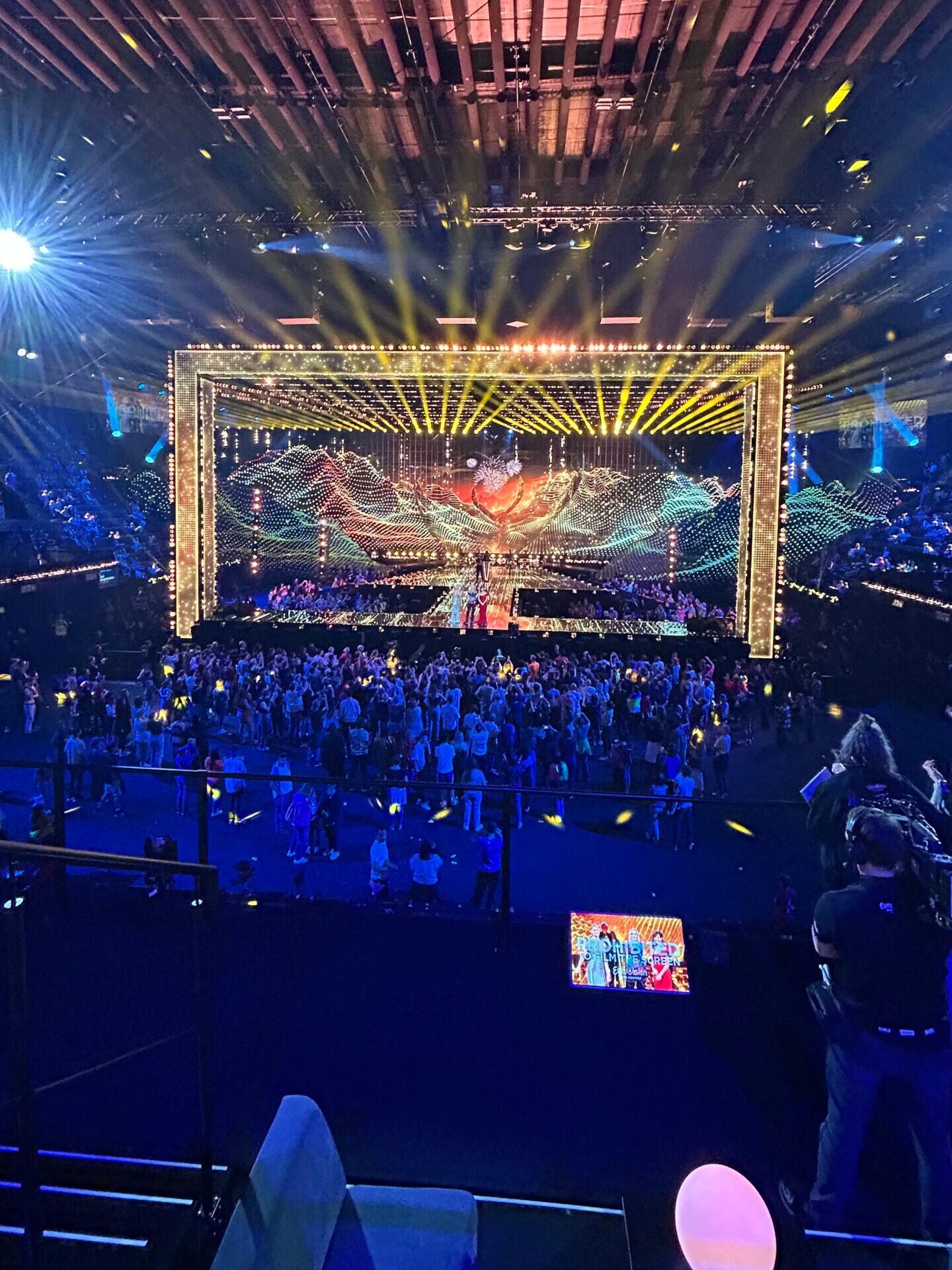 commacross-ESC basel 2025 buehnen led 1 edited