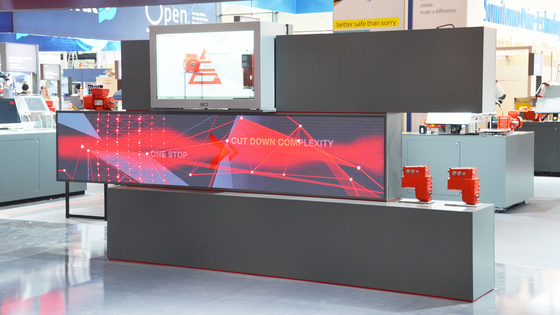 Hybrides Eyecatcher-Exponat für SEW mit ausgestellten Produkten, LED-Band und transparentem OLED-Monitor auf der SPS 2018 in Nürnberg