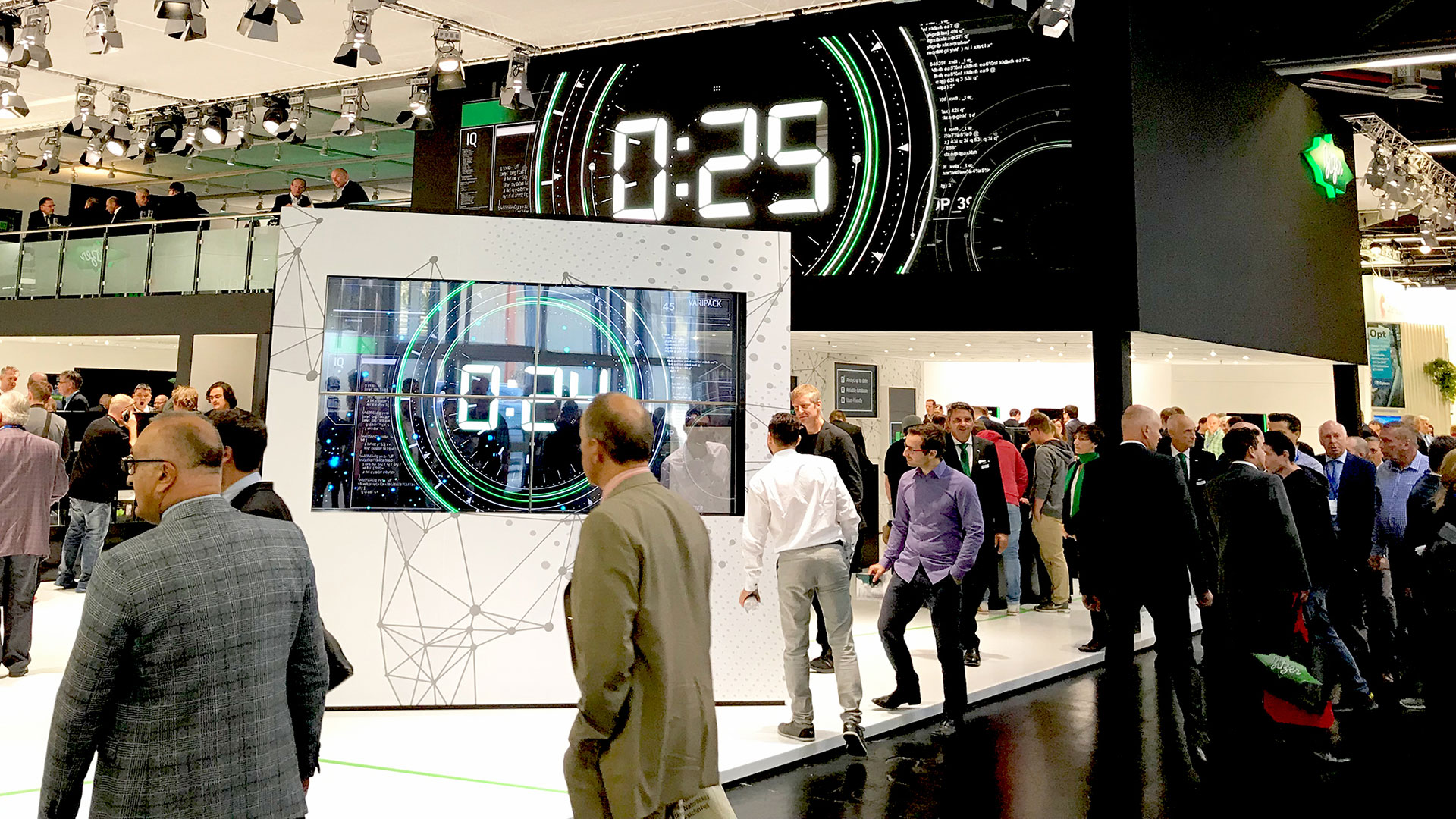 Countdown auf LED-Wänden auf einem Messestand, Konzept und Umsetzung durch Commacross.
