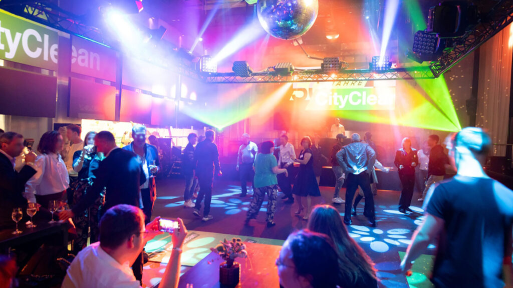 Jubiläumsfeier von City Cean in einer Party Atmosphäre mit Lichtern und DJ
