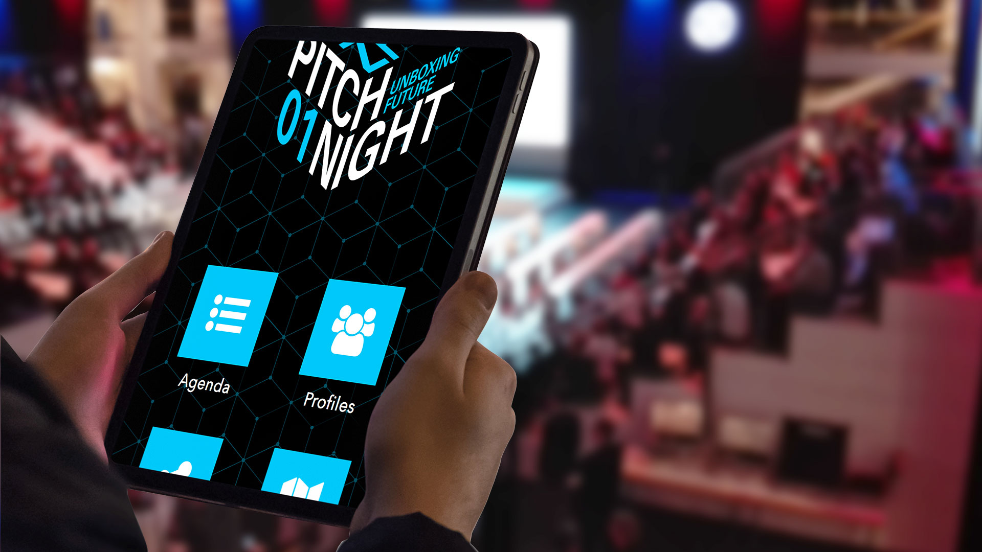 Tablet in Hand mit Event-App für ZF