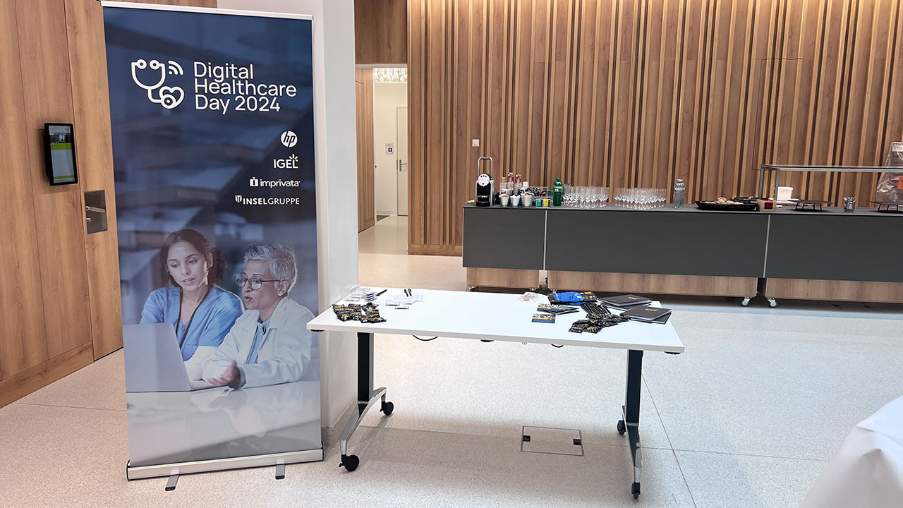 IMG 1346 1 Empfangsbereich mit einem Roll-up des Digital Healthcare Day Event von Igel