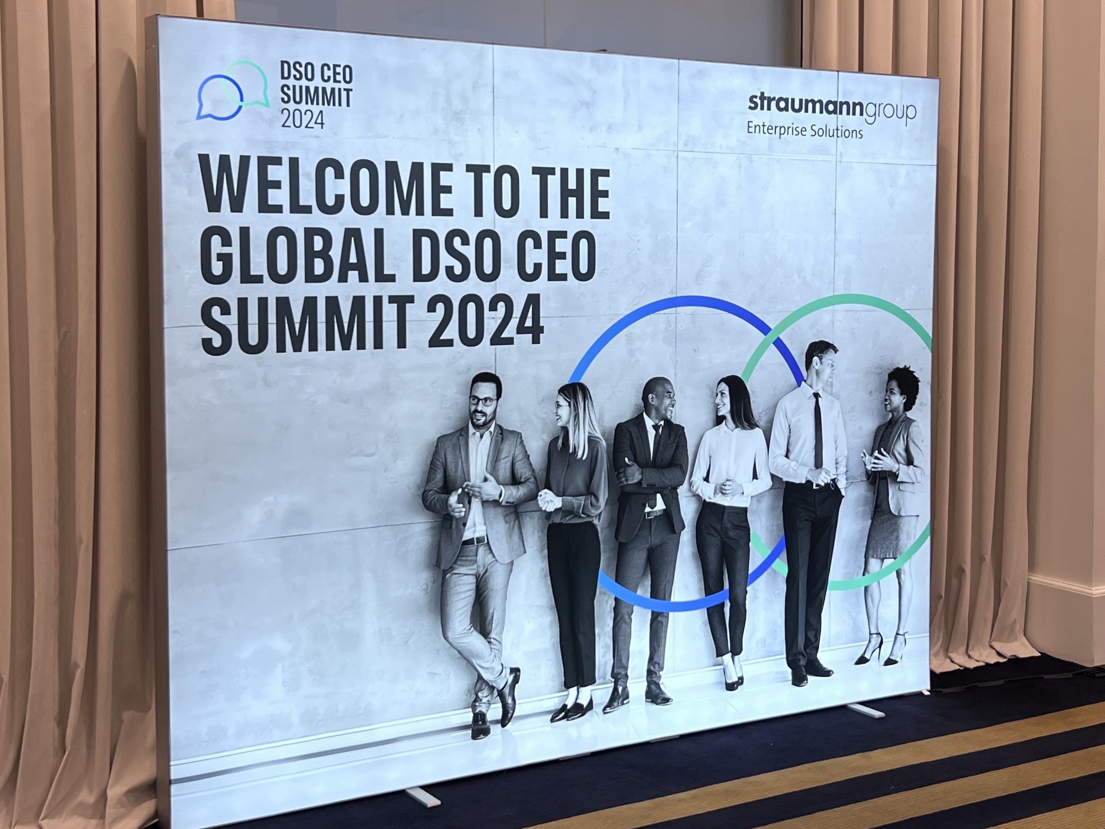 IMG 2310 Hinterleuchtende Leinwand mit Eventlogo auf dem DSO CEO Summit 2024 Event der Straumann Group