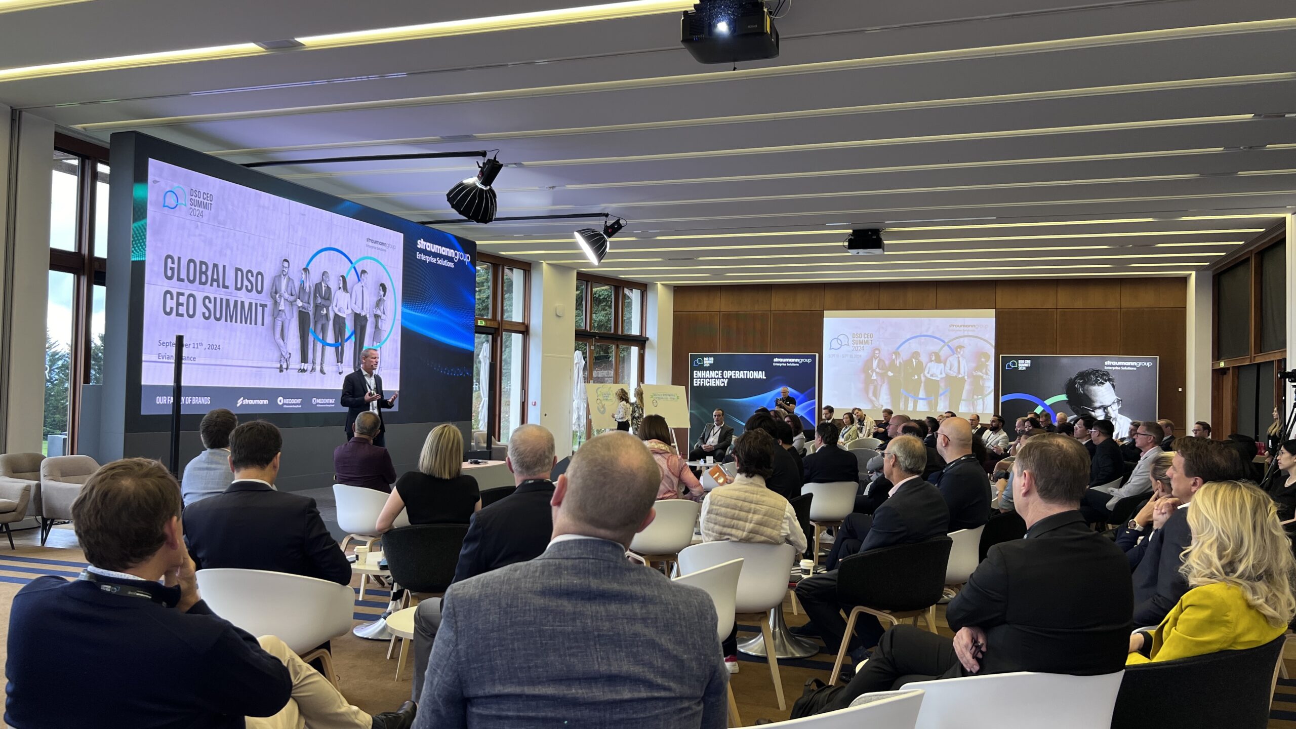 Vortrag vor Menschen auf dem DSO CEO Summit 2024 Event der Straumann Group