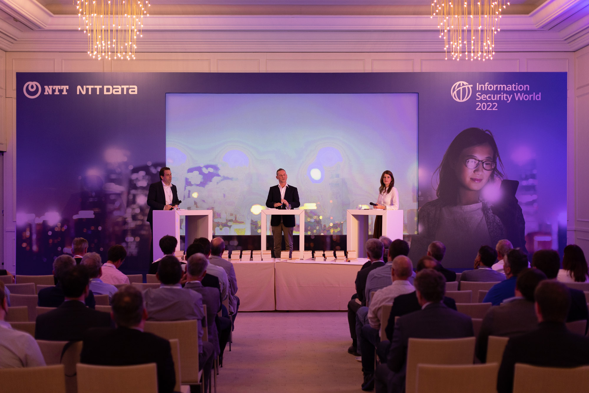Podiumsdiskussionsrunde beim Kundenevent 2022 von NTT in Frankfurt