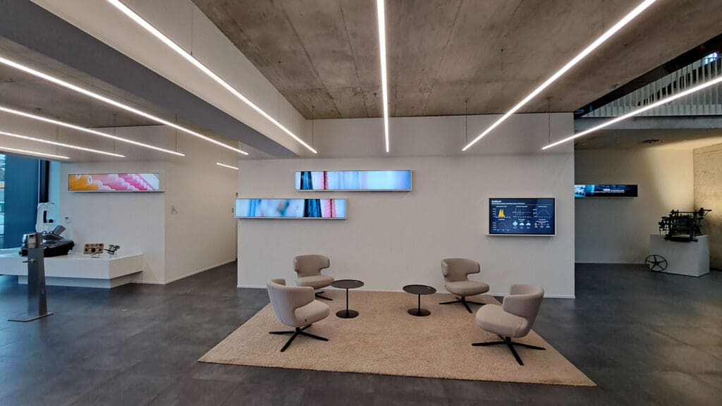 Foyergestaltung Staeubli mit Medien und Produktaustellungen Showroom in Basel/Allschwil