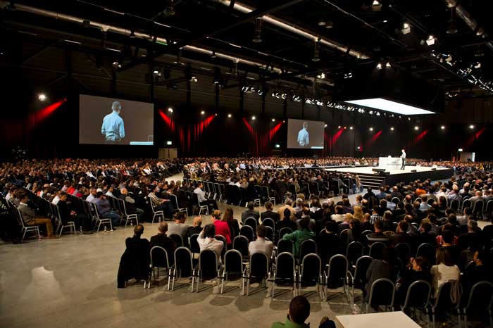 Swisscom Event-Halle mit großem Publikum