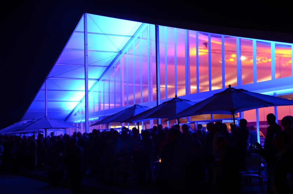 Event Location bei Nacht für das Jubiläum-Event von Auma