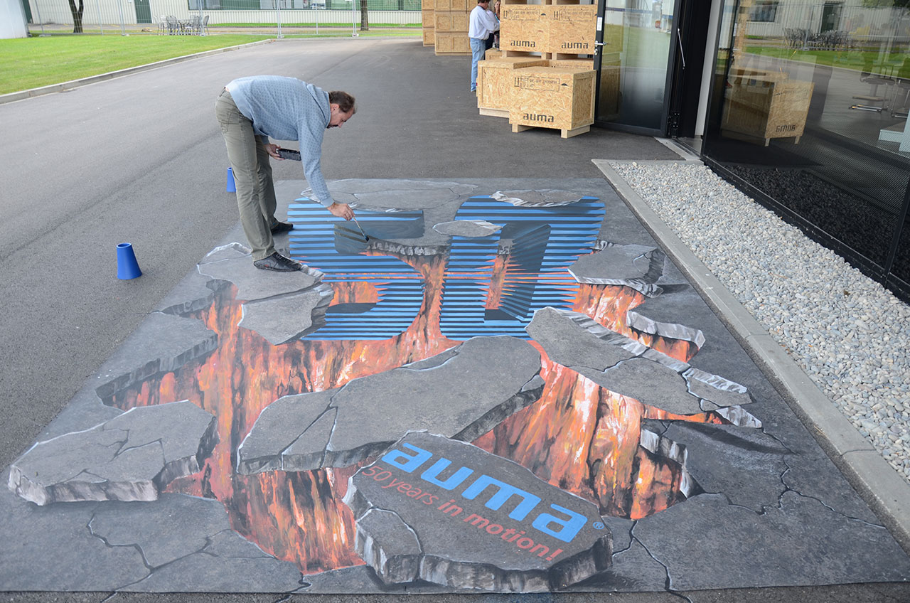 Street Art Artist beim Boden bemalen auf dem Jubiläumsevent von Auma