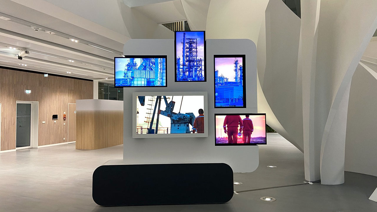 Digitaler Eyecatcher mit 5 Monitoren im Showroom von AUMA mit Imagefilm-Bespielung