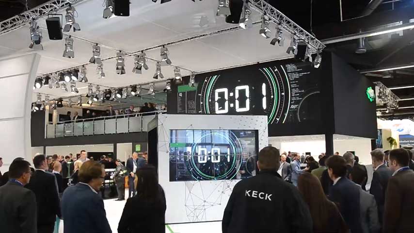 Ansicht auf den Messestand von Bitzer 2018 mit Countdown-Bespielung der LED-Wand