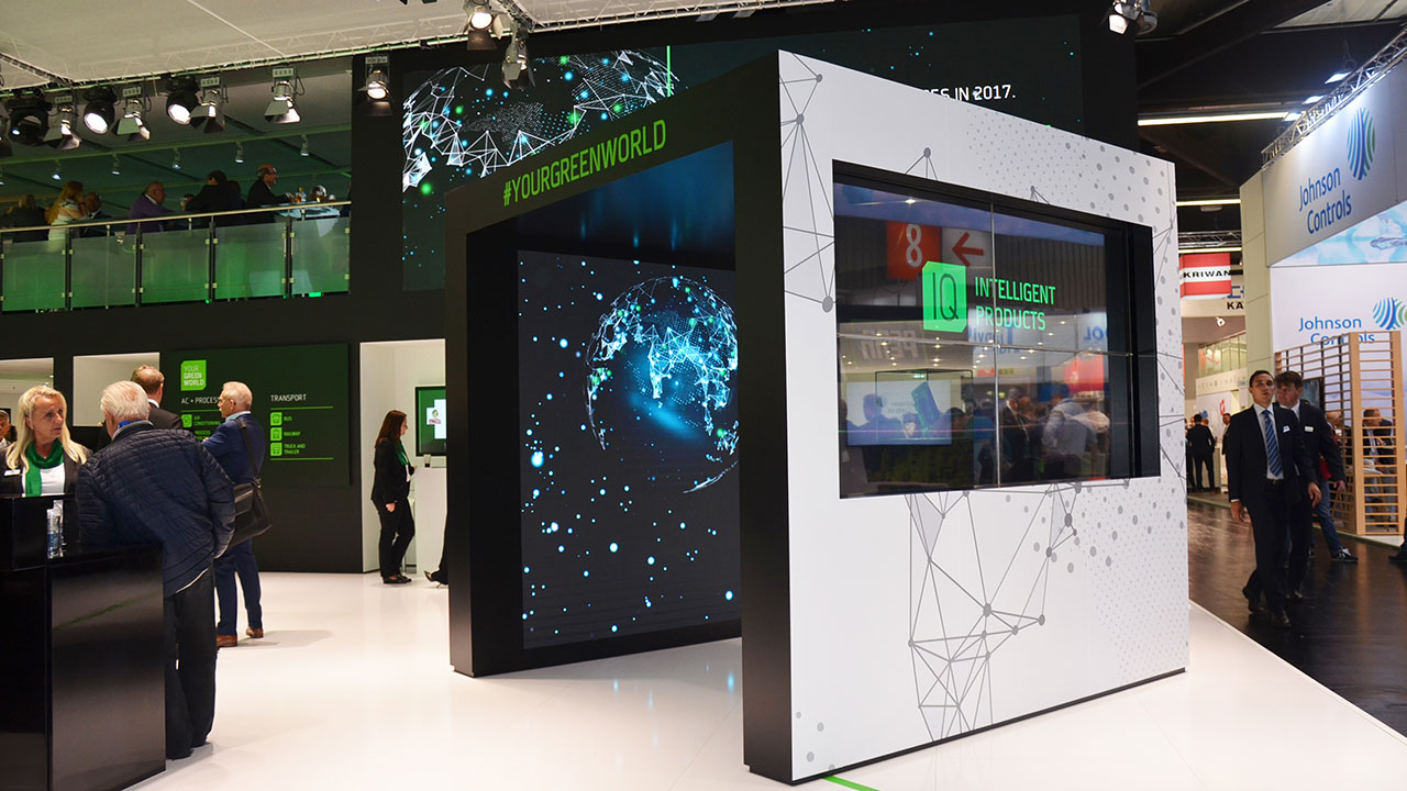 LED-Cube Eyecatcher mit transparentem OLED-Monitor auf dem Messestand von Bitzer