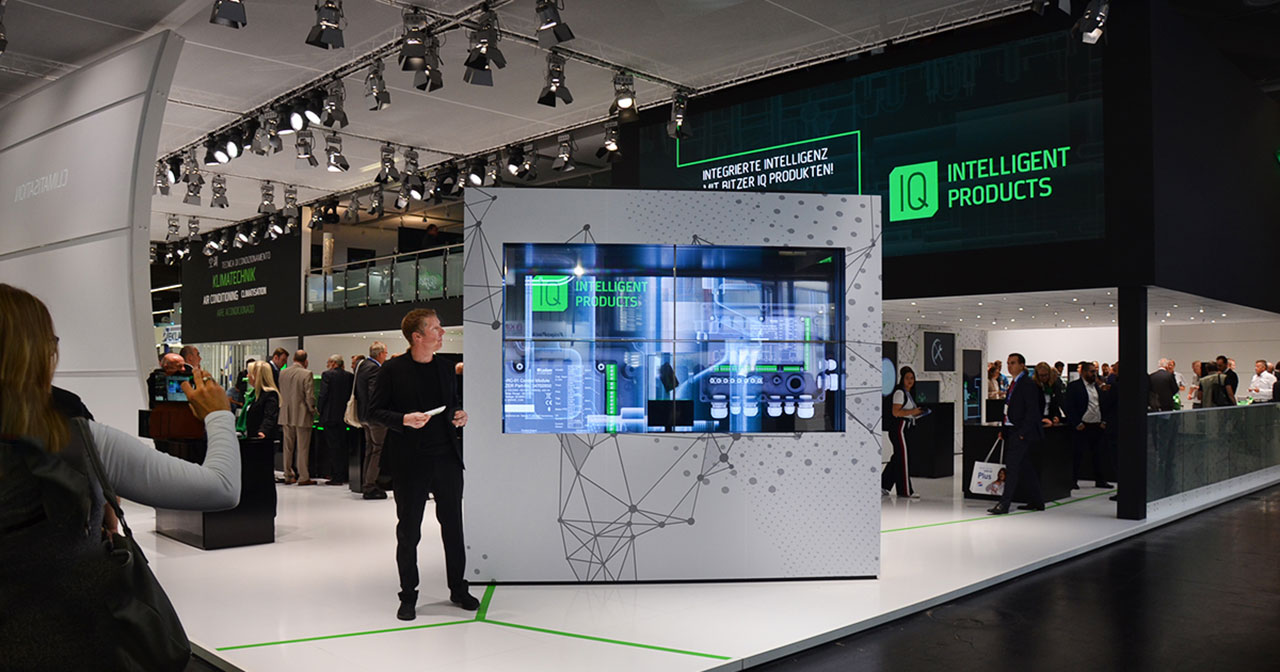 Bitzer Produktpräsentation auf transparentem LED-Monitor durch Live-Moderator