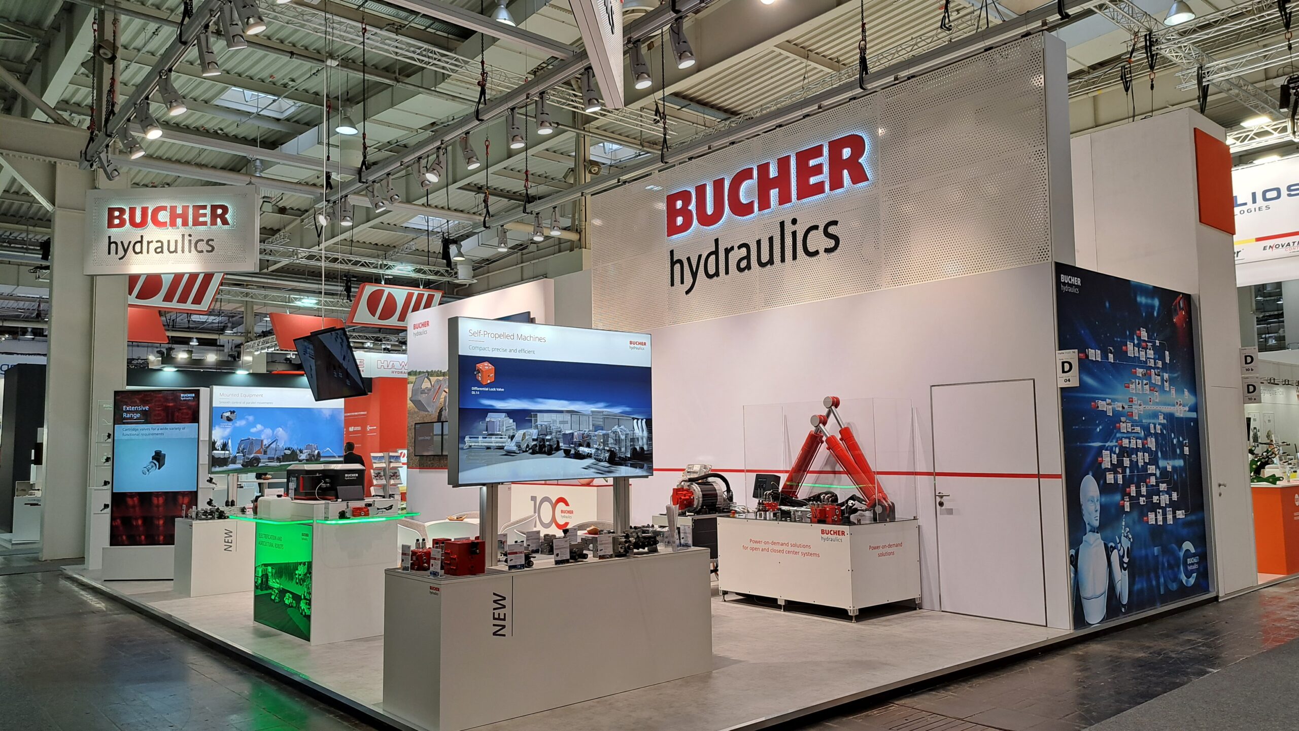 commacross-bucher hydraulics agrichnica 2023 messestand seitenansicht