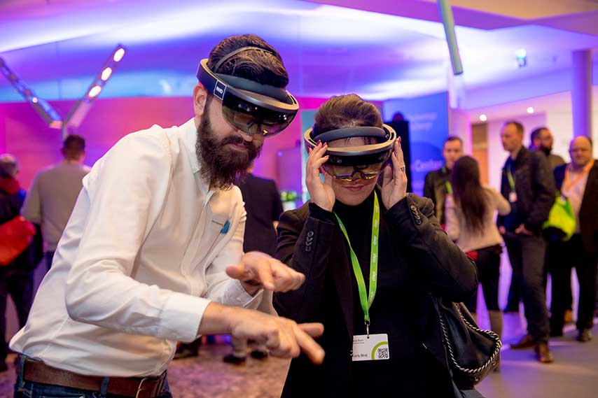 Zwei Gäste der Citrix Technology Exchange 2018 mit Virtual Reality Brillen