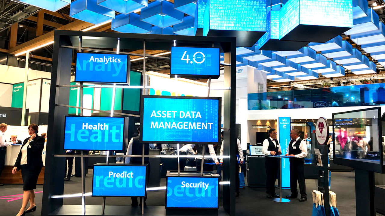 commacorss 2026 hybride messekonzepte 3 1 Smartgrid Eyecatcher Exponat mit integrierten Monitoren und LED-Streifen für Endress+Hauser