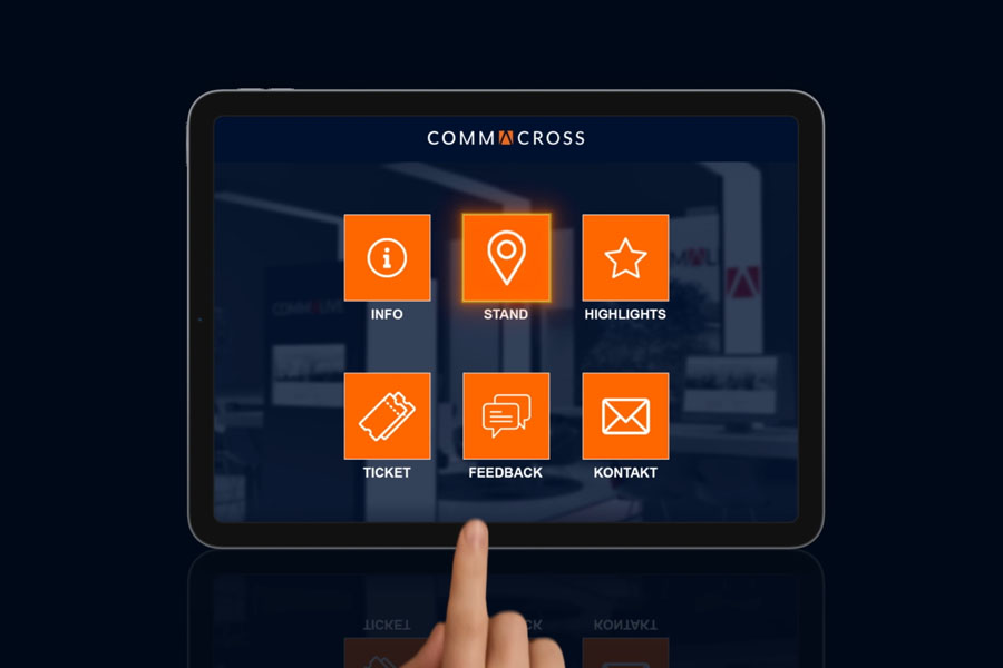 Digitale Messe-Einladung von commacross auf einem Tablet