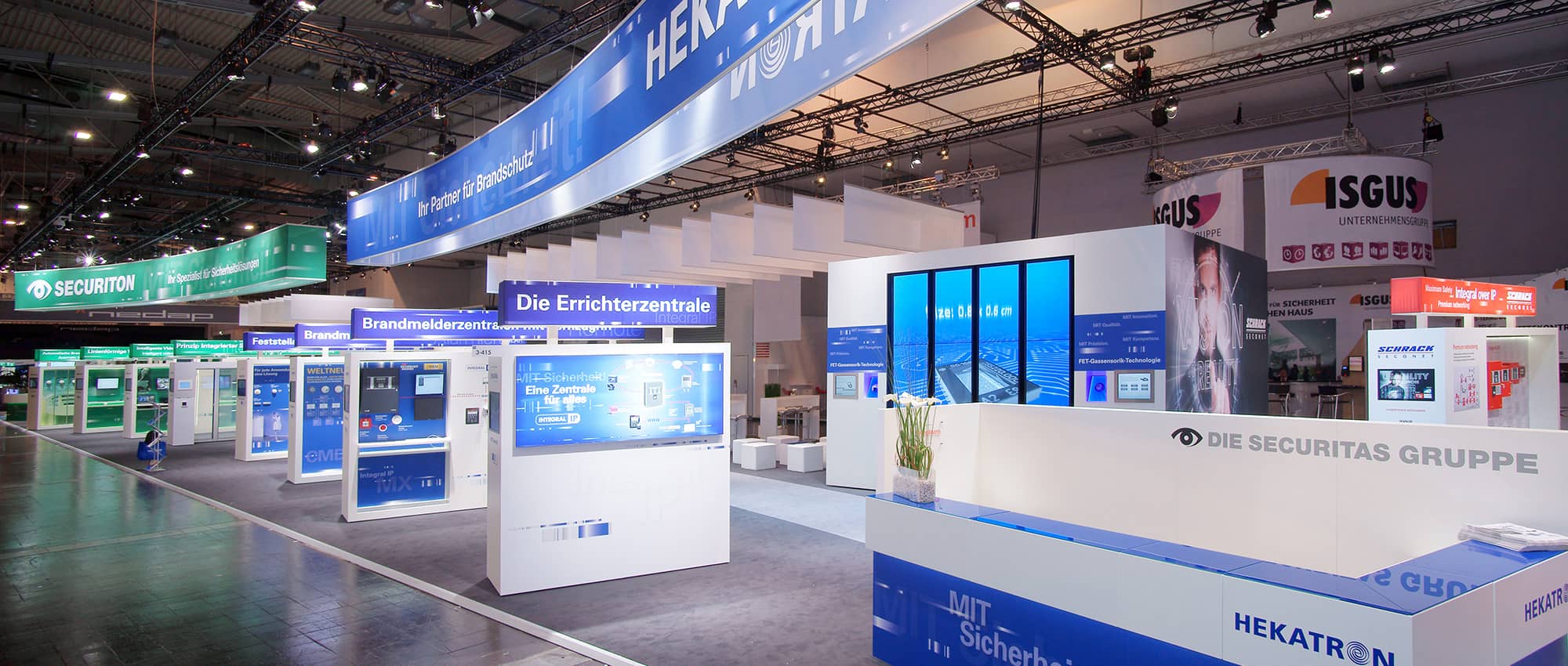 Moderne Messestandarchitektur von commacross: Messestand des Unternehmens Hekatron.
