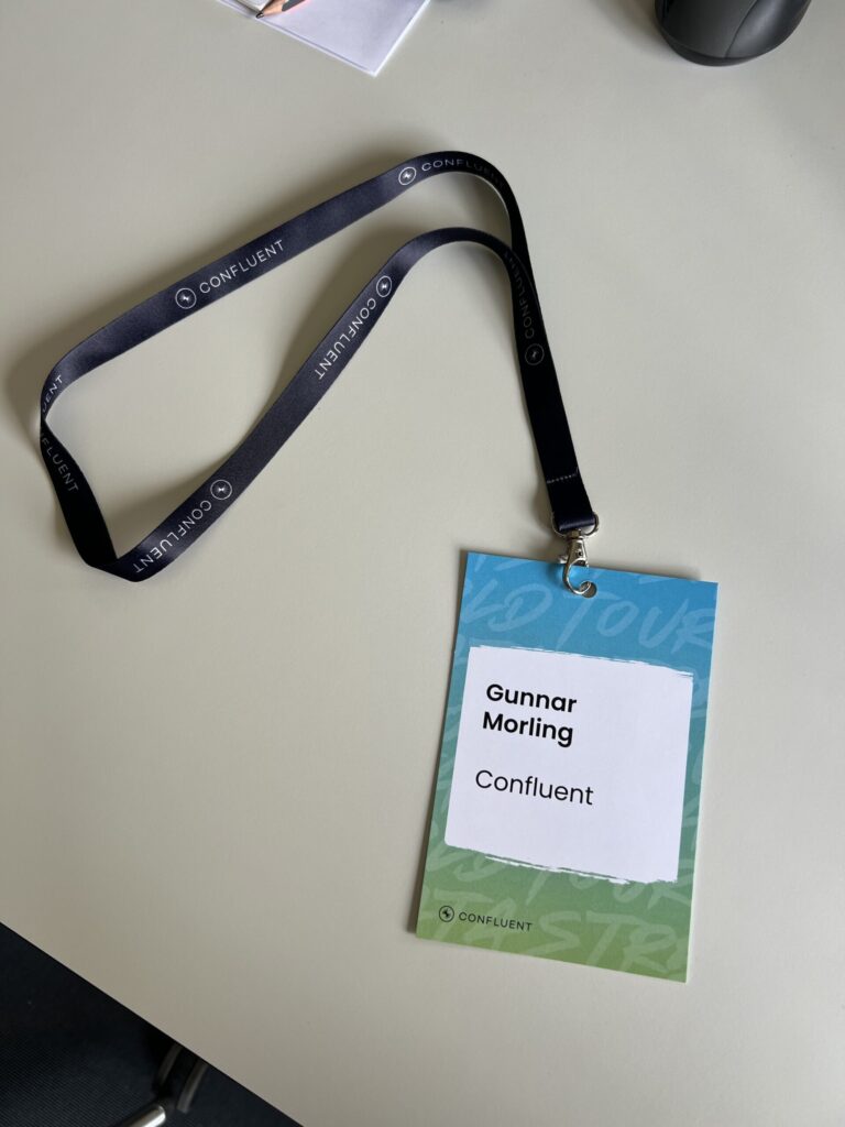 commacross-confluent 2025 event data streaming world tour wien namensschild