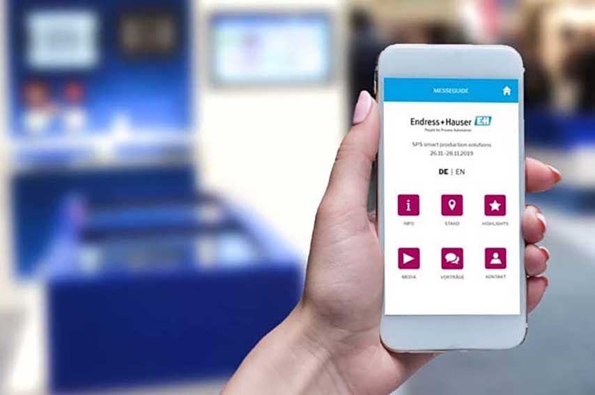 Smartphone mit Messe-App als Guide für den Messeauftritt von Endress+Hauser