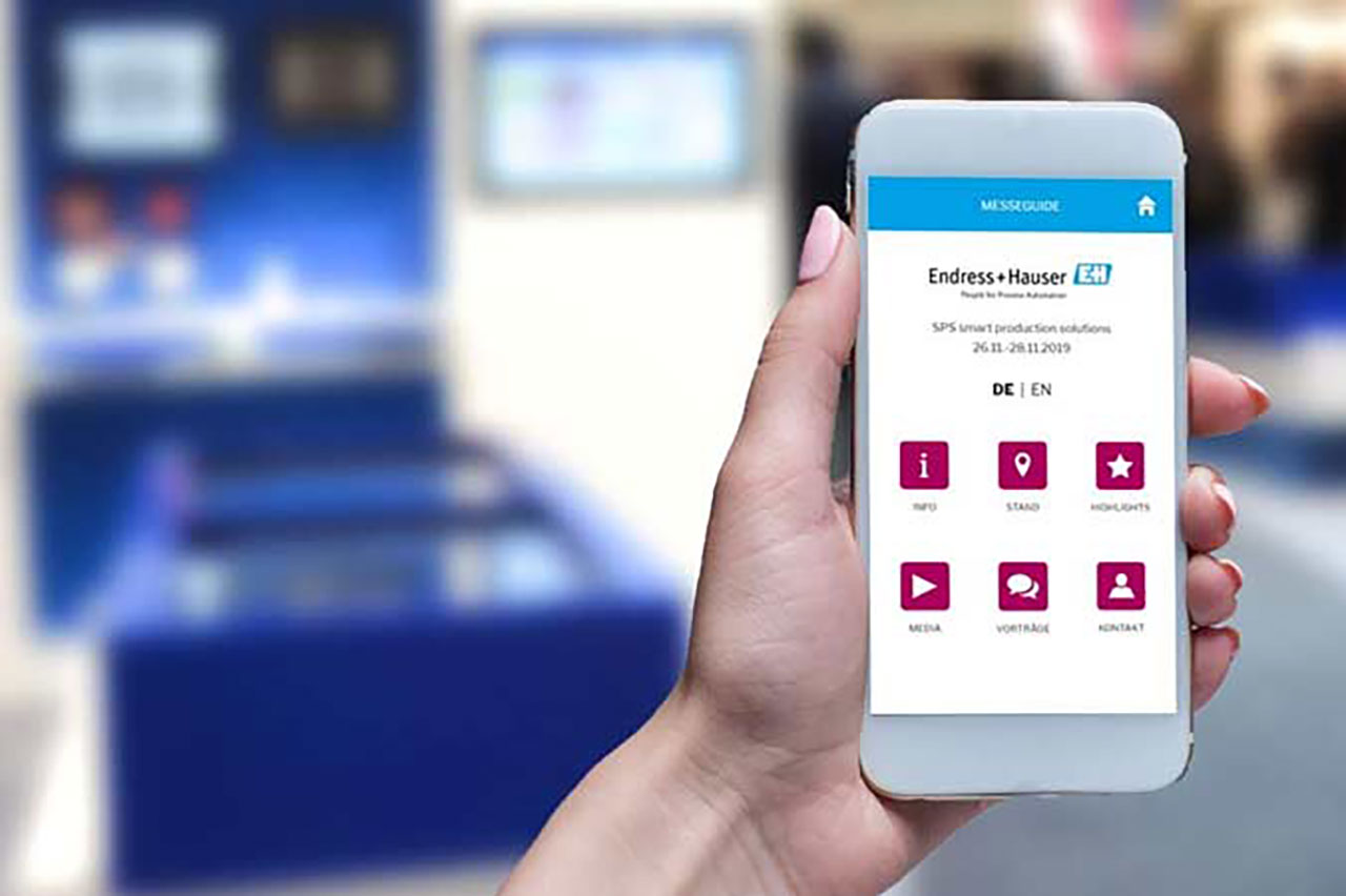 Smartphone mit Messe-App als Guide für den Messeauftritt von Endress+Hauser