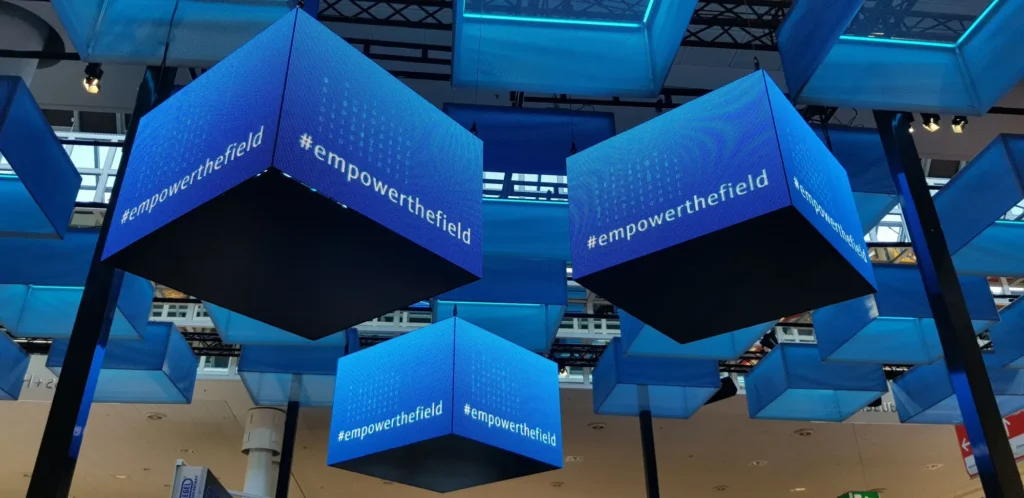 commacross-endress hauser 2018 messestand led cubes 1