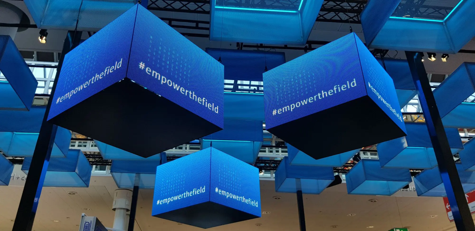 commacross-endress hauser 2018 messestand led cubes 1