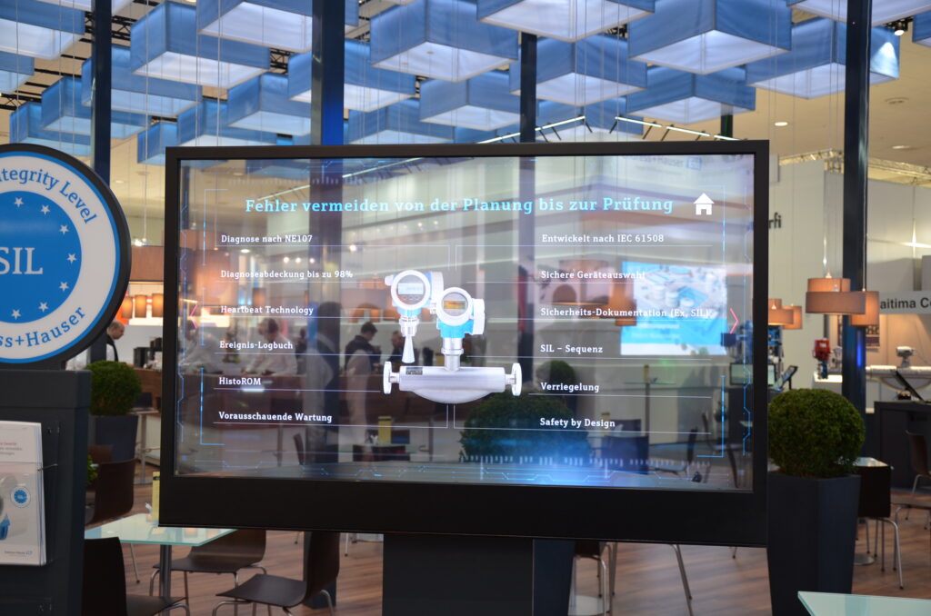 commacross-endress hauser 2018 messestand oled monitor 3