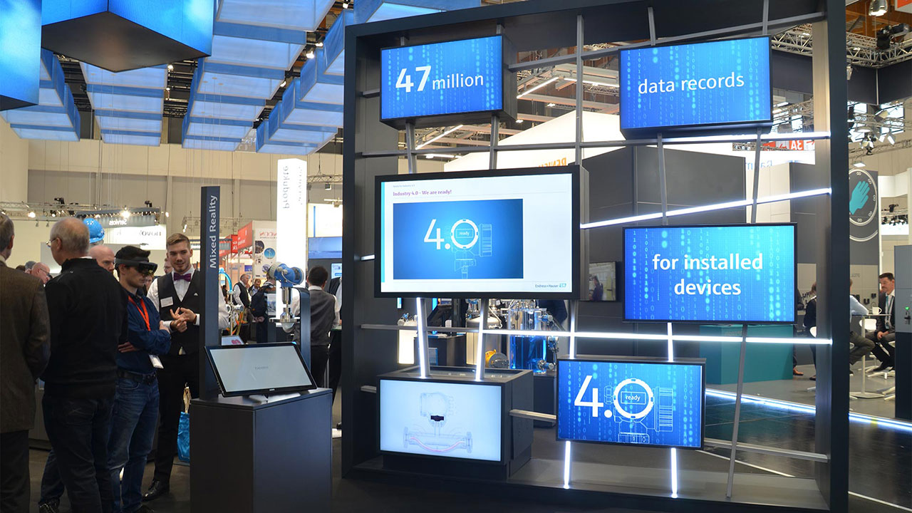 Messestand-Eyecatcher für Endress+Hauser mit Monitoren und digitaler Bespielung, Ansicht 2