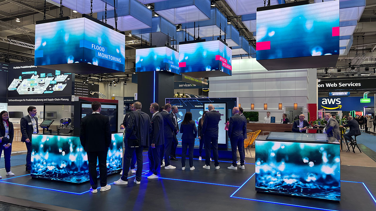 Messestand von Endress+Hauser für die Hannover Messe 2024 mit Led-Cubes und ablaufender digitaler Präsentation