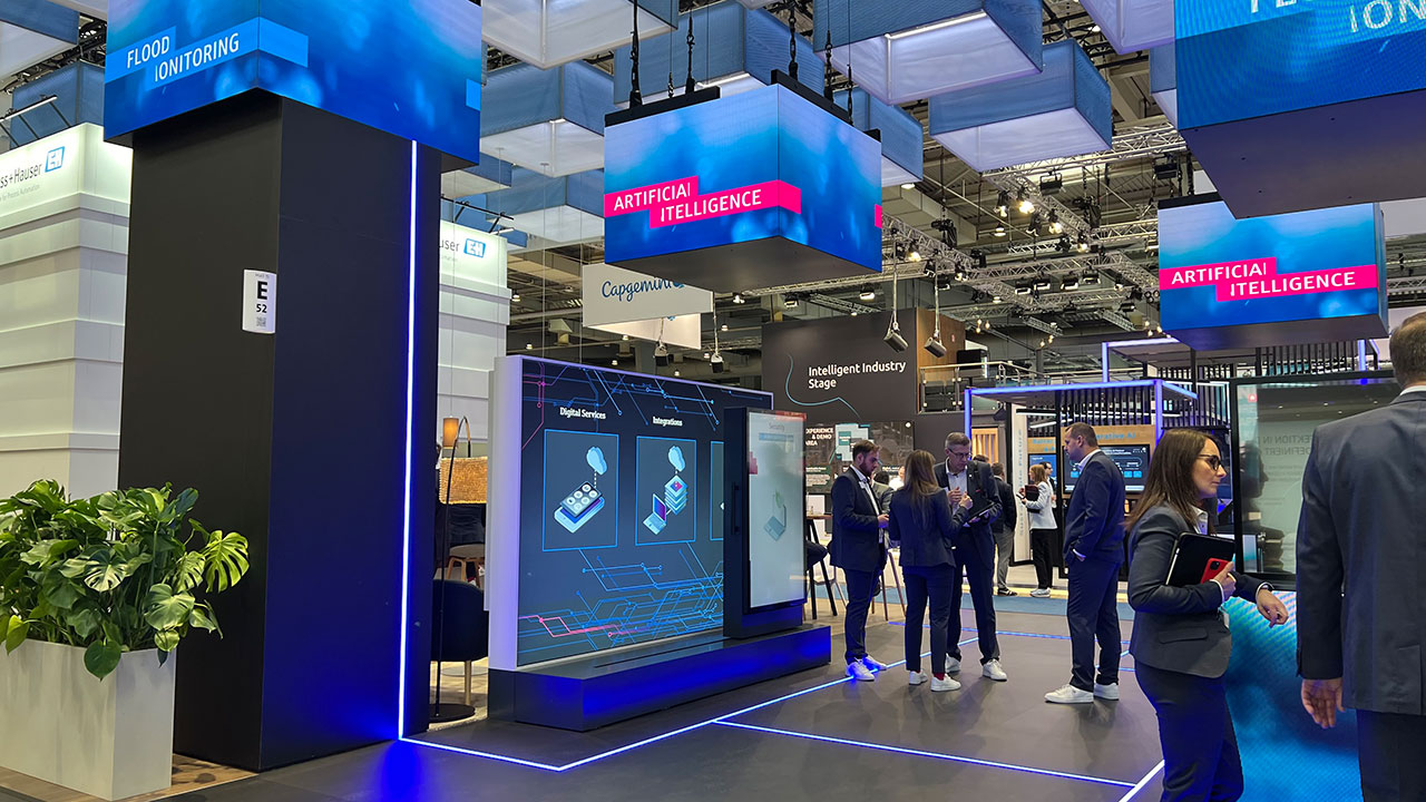 Messestand von Endress+Hauser für die Hannover Messe 2024 mit mehreren Led-Cubes und Shift-Screen