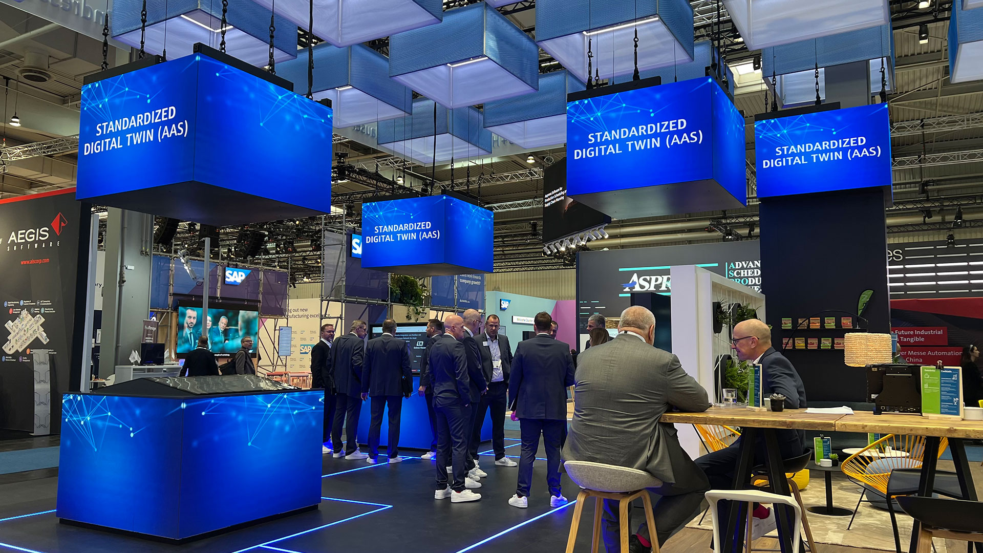 Messestand von Endress+Hauser für die Hannover Messe 2024 mit Led-Cubes und ablaufender digitaler Präsentation