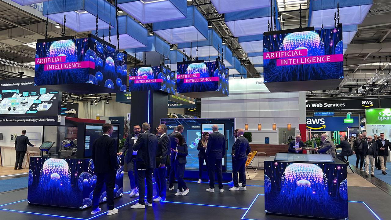 Messestand von Endress+Hauser für die Hannover Messe 2024 mit mehreren Led-Cubes