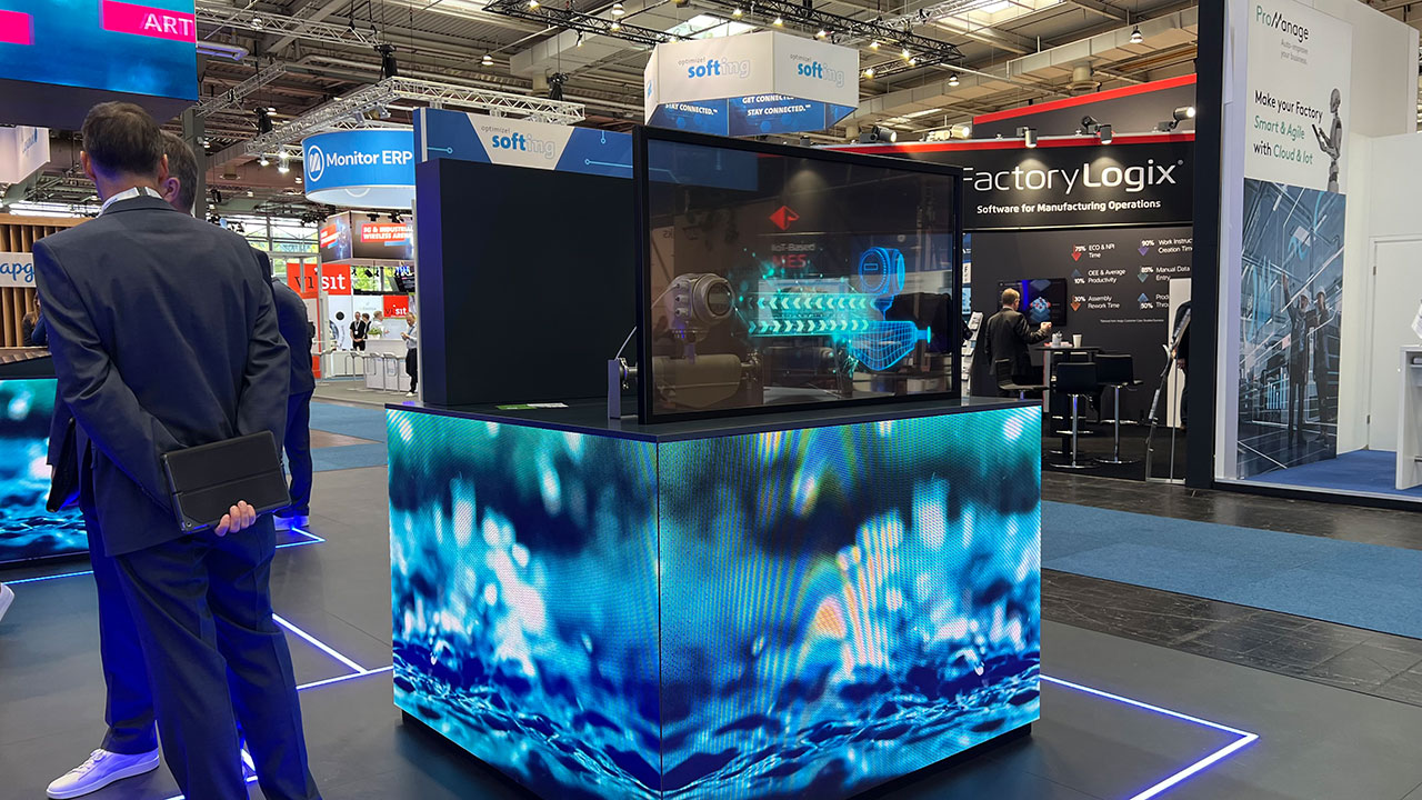 Nahaufnahme eines LED-Cubes auf dem HMI Messestand von Endress+Hauser, 2024