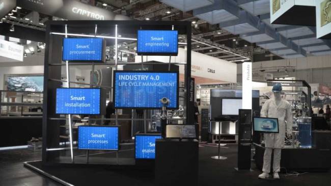 Endress+Hauser Messestand mit Smart Grid Medieninstallation.