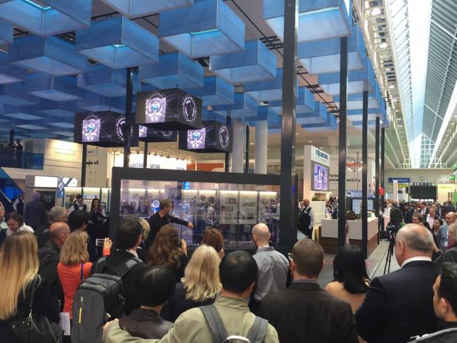 Endress+Hauser Messestand mit interessierter Menschenmenge.