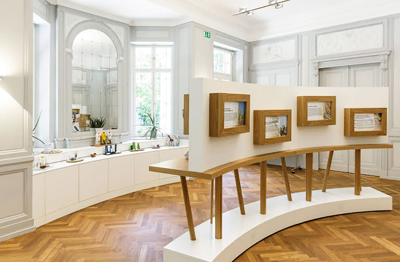 Showroom von forever mit möbel-design durch Commacross