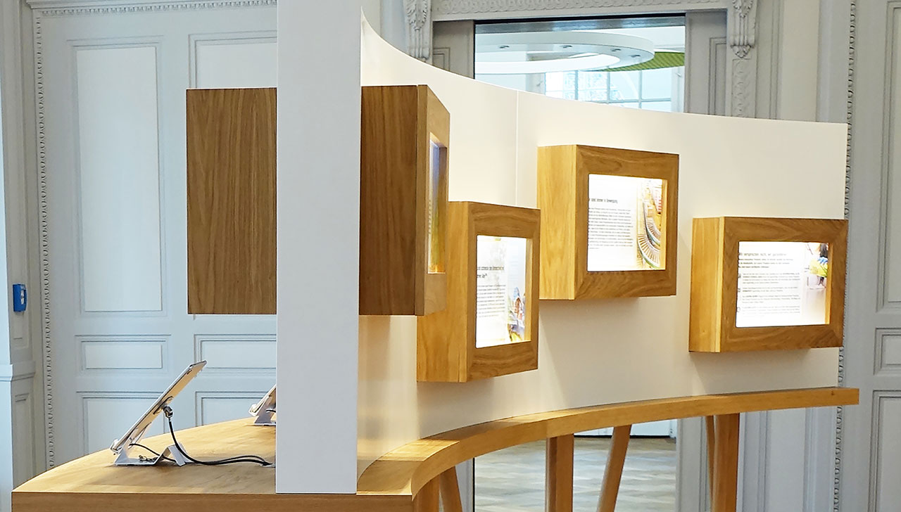 Möbel-Design für Forever Showroom inklusive Highlight-Vitrinen