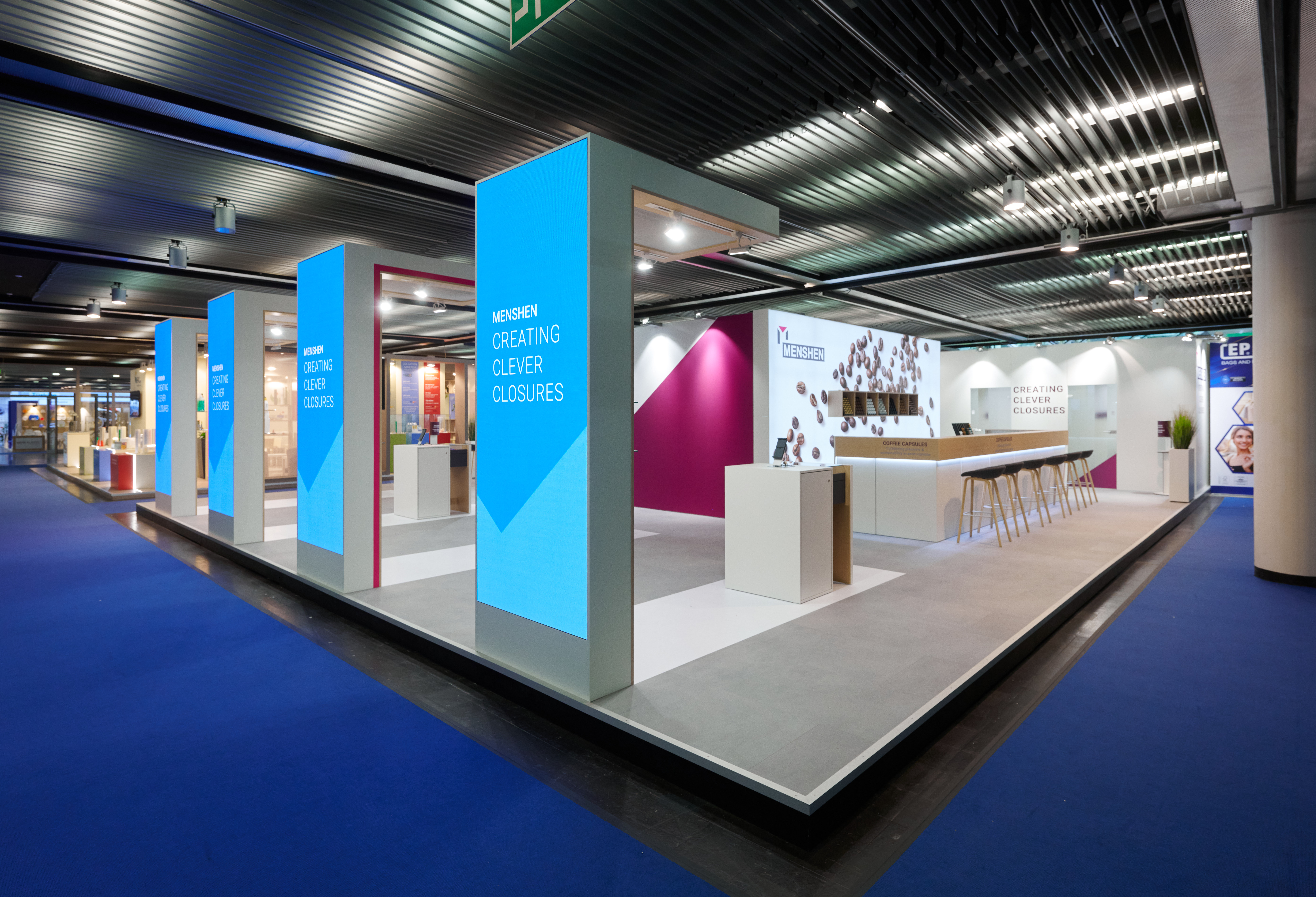 Ansicht auf den Hekatron Messestand der Securitas-Gruppe mit Produkt-Ausstellung und Besuchern auf der Security 2014 in Essen