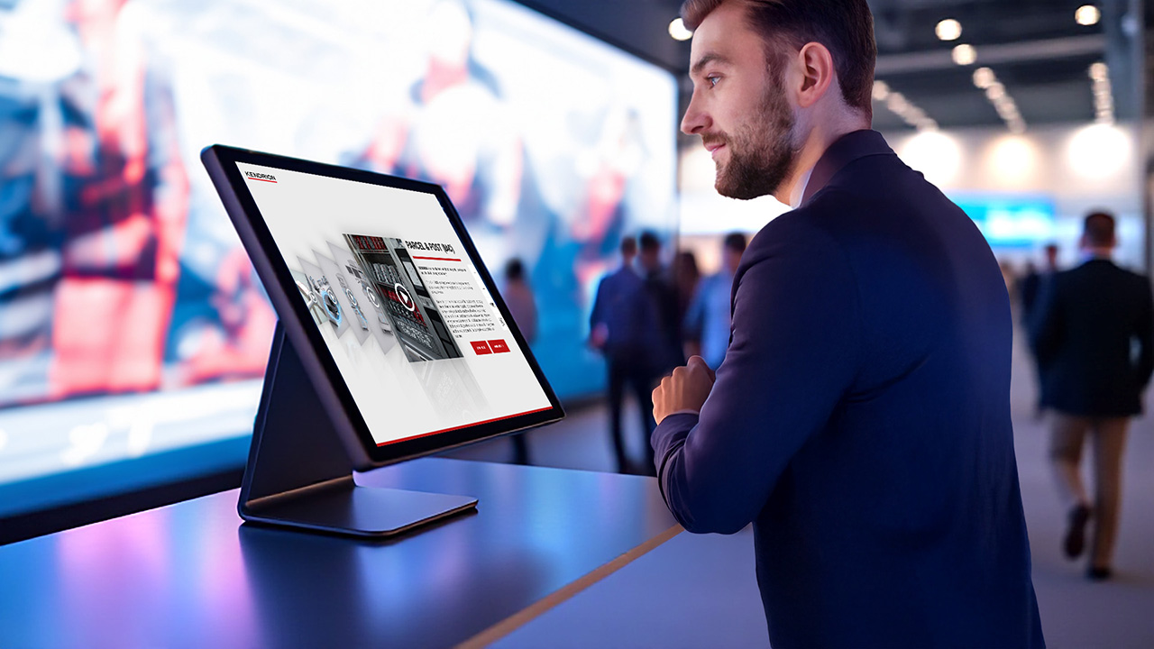 Mann spielt Memory Touch Game von Bosch auf einem großen Bildschirm