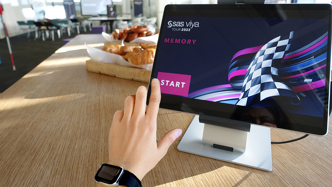 Mann spielt Memory Touch Game von Bosch auf einem großen Bildschirm