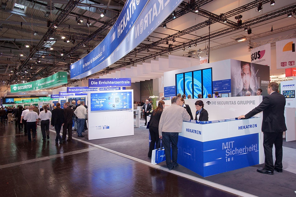 Messestand mit LED-Medien von commacross