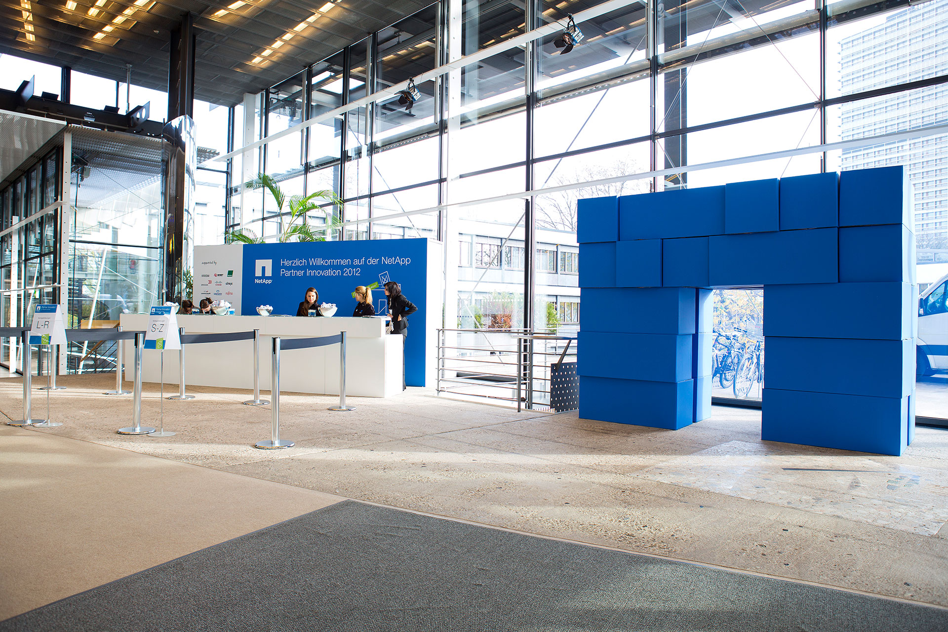 Eingangsbereich mit Empfang und Eyecatcher beim Netapp Partner Event 2012 mit Hausmesse